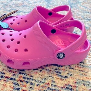 Crocs kids pink shoes NWT sz 1 & pack of 5 charms
